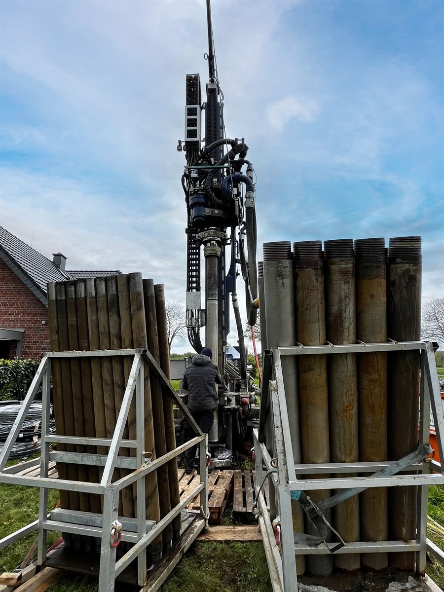 Bohrgestänge-Magazine und Mast auf einer Baustelle